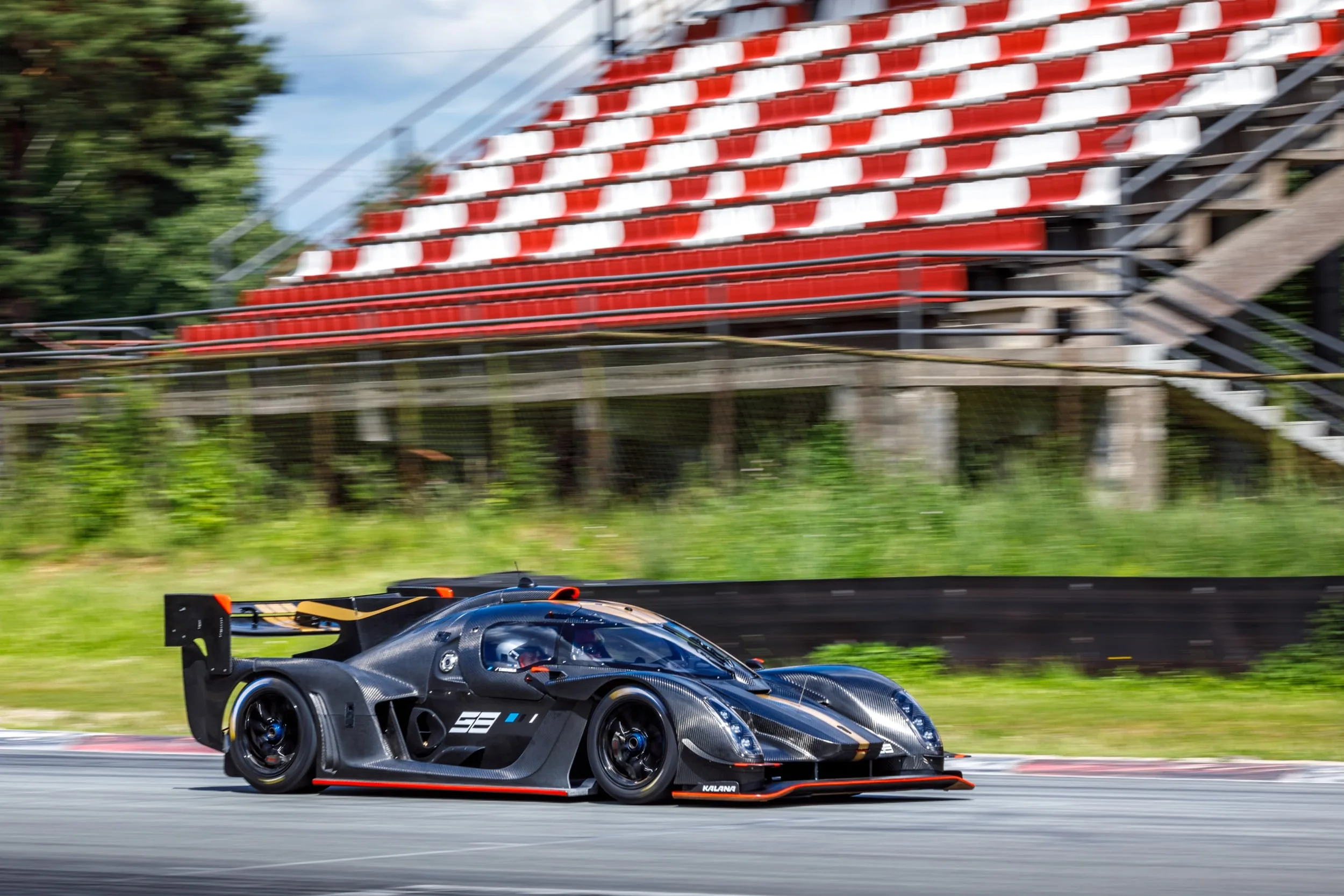 Team pushing the Kalana in the Rudskogen pitlane